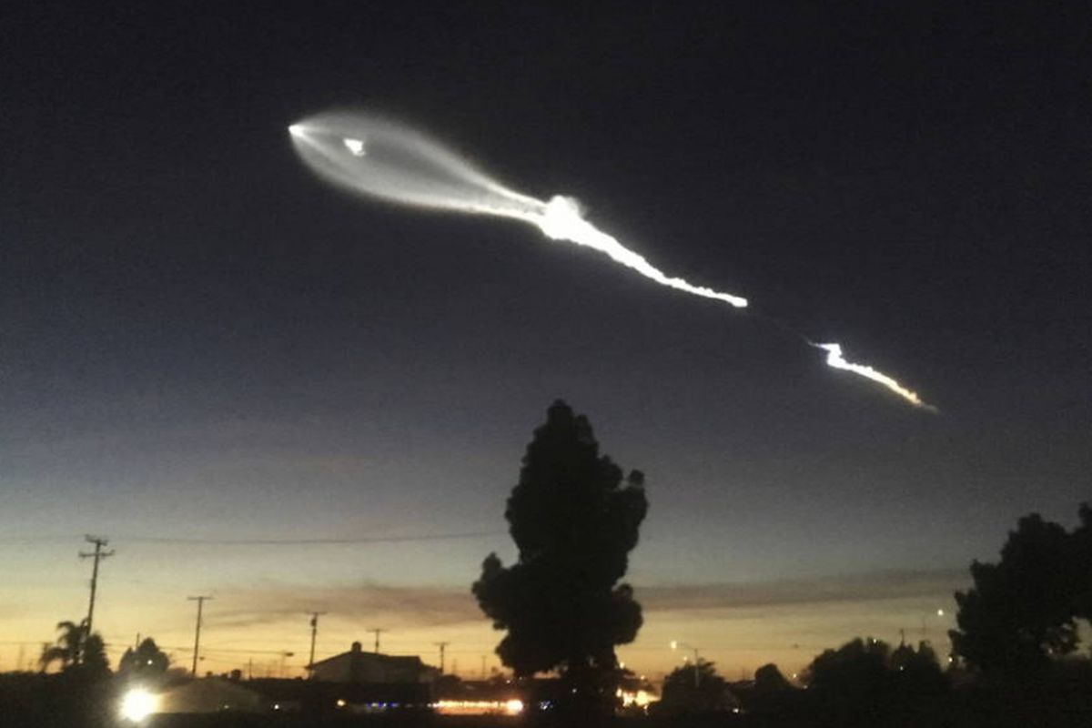 Roket SpaceX dikira UFO di Los Angeles