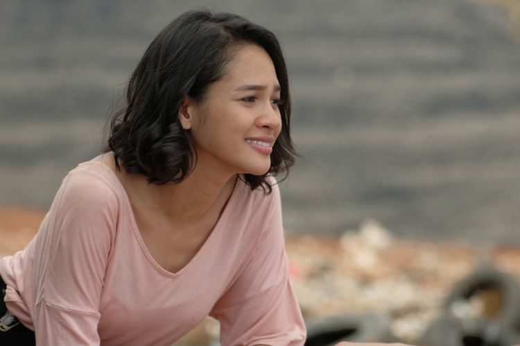 Film Surga di Bawah Langit menghadirkan penyanyi Andien Aisyah sebagai karakter utama bernama Laras. 