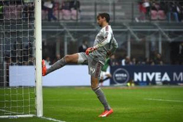 Kiper AC Milan, Gianluigi Donnarumma, saat tampil pada laga lanjutan Serie A kontra Sassuolo di Stadion San Siro, 25 Oktober 2015.