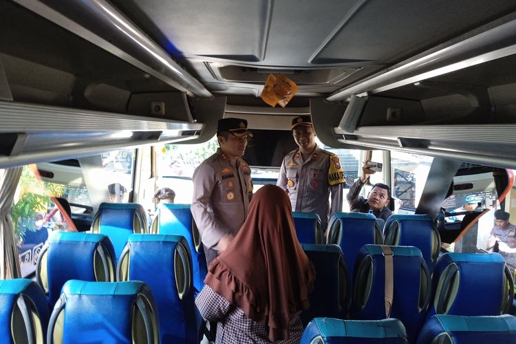 Caption: Kapolres Nganjuk, AKBP Muhammad Chaniago, saat melepas bus Balik Mudik Gratis yang ditumpangi 149 orang dari Nganjuk dengan tujuan akhir Jakarta, Jumat (28/4/2023)