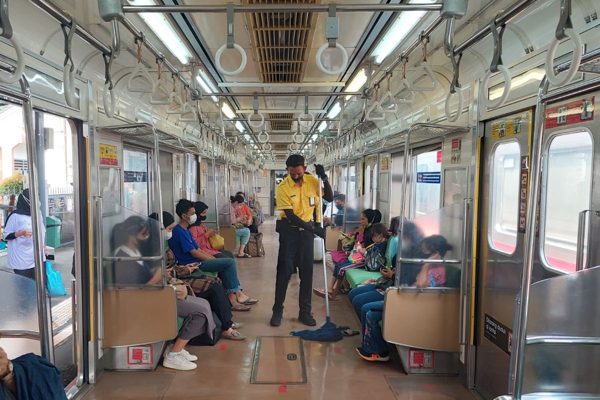 Suasana para penumpang kereta rel listrik di Stasiun Tangerang, Kota Tangerang, Kamis (19/5/2022).