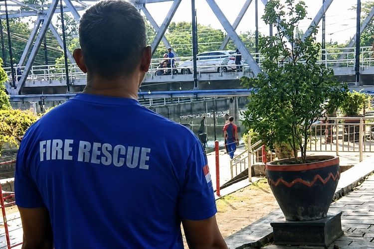 Damkar Indramayu Kewalahan Kejar Monyet Liar yang Teror Pengunjung Taman Cimanuk