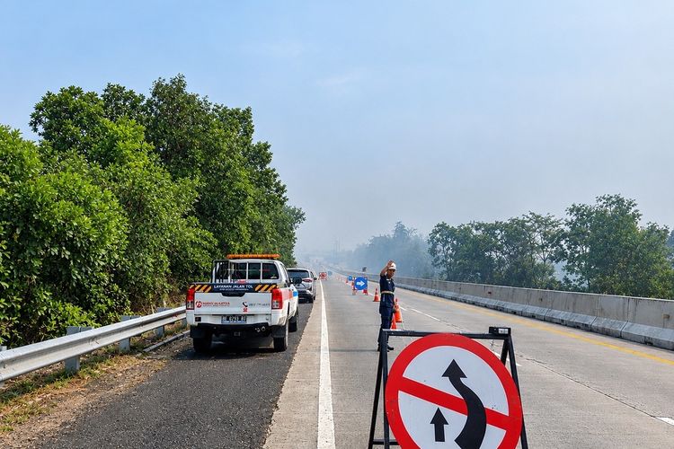 Asap Kebakaran Masuk Tol Lampung, Satu Lajur Ditutup dan Dijaga Petugas