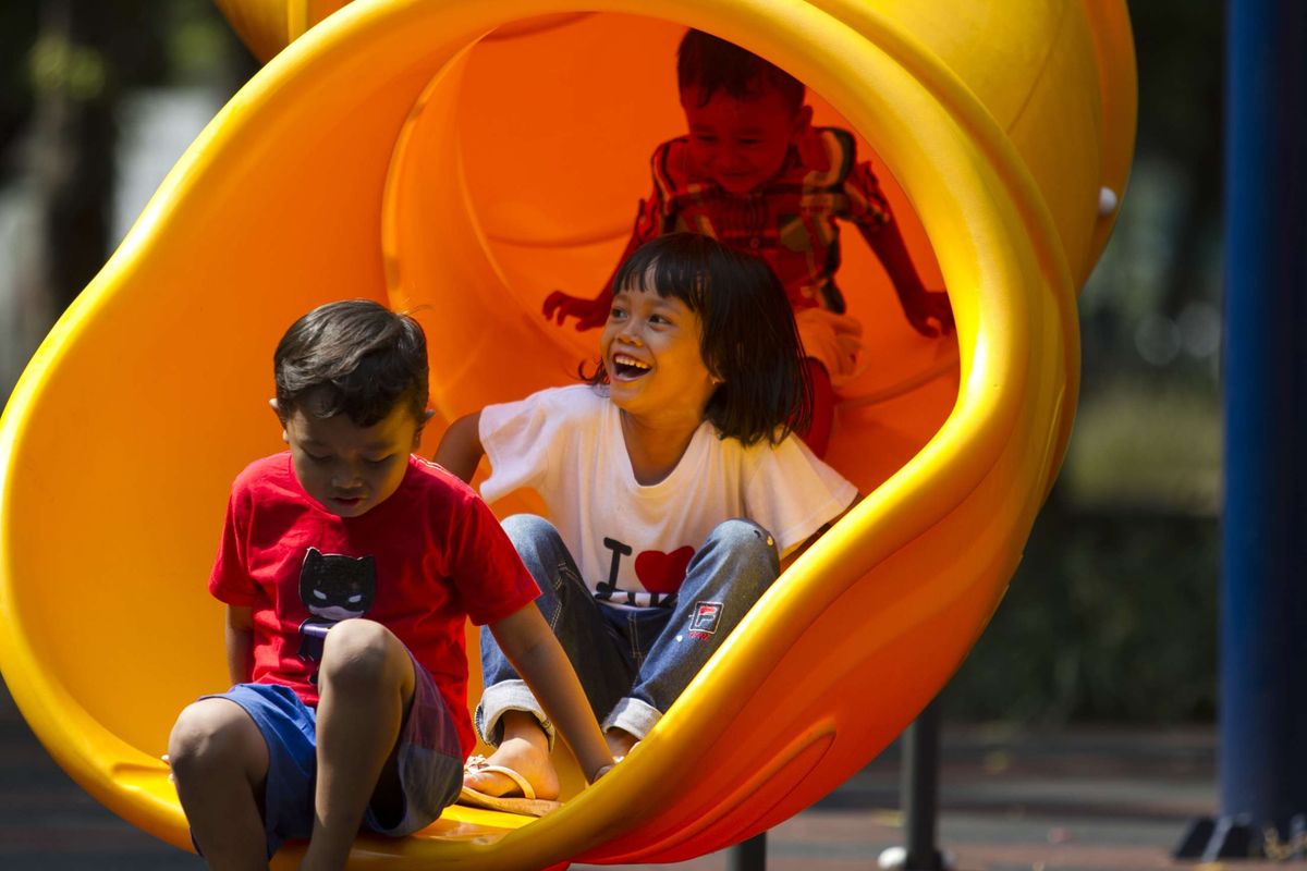 Anak-anak bermain di fasilitas permainan yang berada di Taman Puring, Kebayoran Baru, Jakarta Selatan, Kamis (16/1/2020). Wajah baru taman puring menarik perhatian warga bermain di wilayah taman tersebut.
