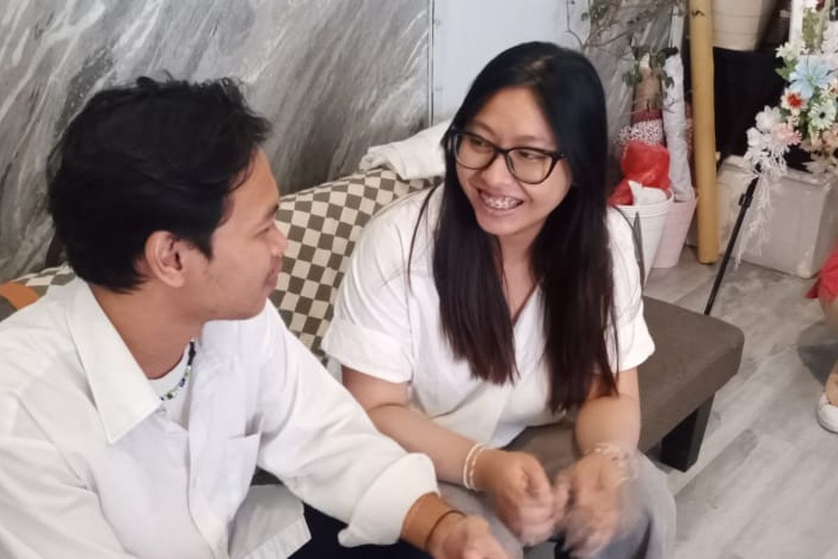 Aan Susanto (24) dan Asya Rinjani (22), pemilik florist Kalerose saat ditemui Kompas.com di Jalan Karimata No. 6, Samata House, Surabaya pada Senin (03/02/25) siang.