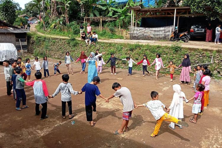 Anak-anak sekolah dasar di Cianjur, Jawa Barat, mengikuti aneka permainan sebagai bagian dari kegiatan trauma healing pascagempa magnitudo 5,6.