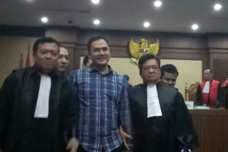 Saipul Jamil saat diabadikan usai sidang putusannya di Pengadilan Tipikor Jakarta Pusat, Senin (31/7/2017).
