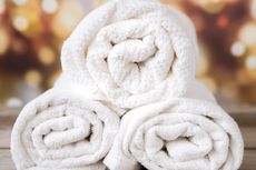 8 Cara Mencuci Handuk Putih agar Bersih Seperti Baru