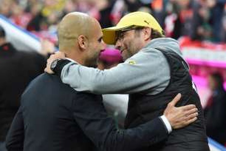 Juergen Klopp (kanan) dan Josep Guardiola saat keduanya bersua di Bundesliga.