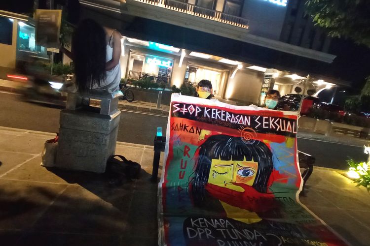 Karya seni sebagai media unjuk rasa di Jalan Suroto, Jumat (16/10/2020) malam 