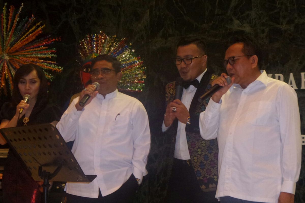 Plt Gubernur DKI Jakarta Sumarsono dan Wakil Ketua DPRD DKI Mohamad Taufik bernyanyi bersama di Balai Kota DKI, Jalan Medan Merdeka Selatan, Kamis (13/4/2017). 