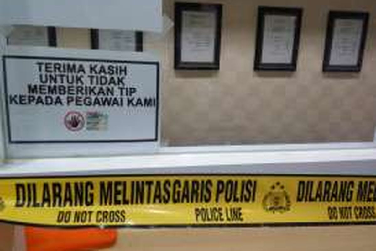 Salah satu loket di Kementerian Perhubungan yang diberi garis polisi pada Selasa (11/10/2016).