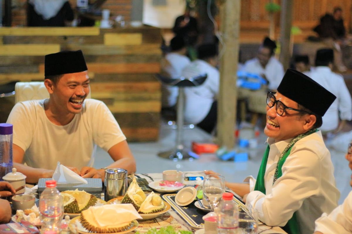 KH Imam Jazuli (kiri), pendiri Pesantren Bina Insan Mulia, saat berbincang dengan Ketua Umum PKB Muhaimin Iskandar (Cak Imin).