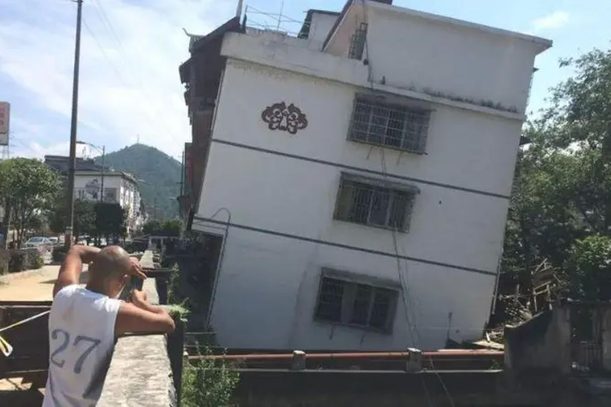Sebuah bangunan tenggelam di Provinsi Guangxi, China.