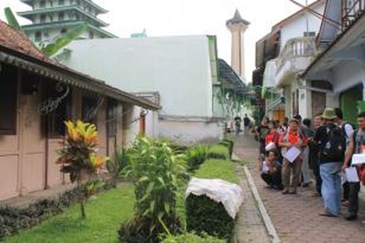 Tim dari UGM Yogyarakta sedang mendata sejumlah bangunan tua peninggalan kolonial Belanda di Kota Magelang, Minggu (17/11/2013).