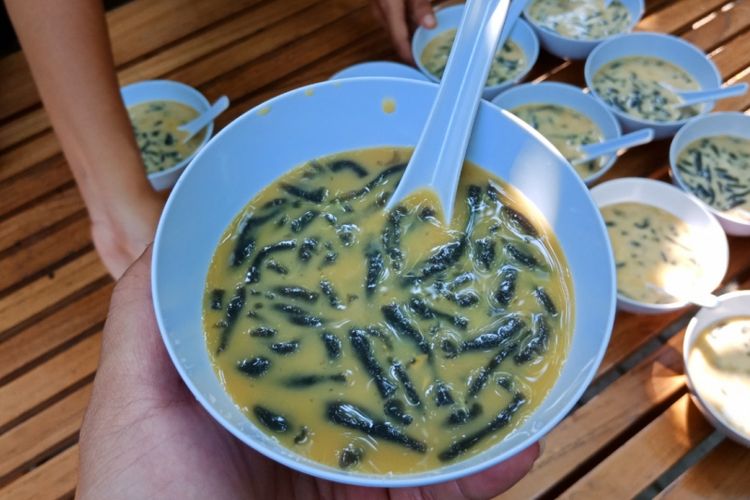 Cendol hitam yang disajikan untuk wisatawan, sebagai hidangan tradisional di Omah Kecebong, Desa Cebongan, Kabupaten Sleman, DIY, Rabu (9/5/2018)