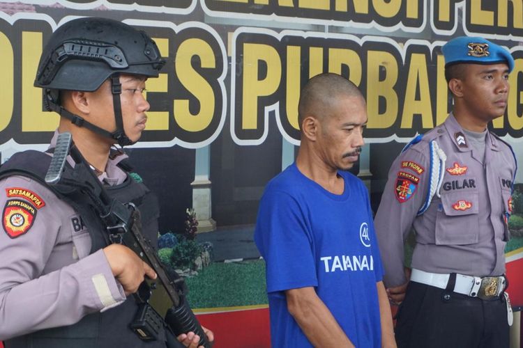 Tersangka penipuan dan penggelapan berinisial RS (45) saat ungkap kasus di Mapolres Purbalingga, Jawa Tengah, Selasa (28/3/2023).