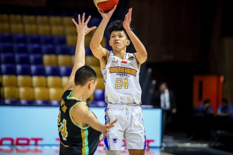 Indra Muhamad tampil apik dalam gim ketiga Kualifikasi Basketball Champions League (BCL) Asia 2024 lewat sumbangan 20 poin untuk Prawira Bandung. Prawira berhasil mengalahkan wakil Malaysia NX Matrix pada Sabtu (6/4/2024) di UG Arena Ulaanbaatar, Mongolia. 