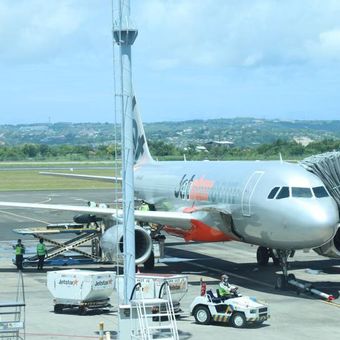Maskapai Jetstar mendarat di Bandara I Gusti Ngurah Rai, Bali secara perdana, Jumat (8/4/2022).