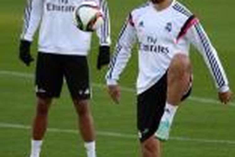 Gelandang Real Madrid Sami Khediea (kanan) mengikuti sesi latihan di Crown Prince Moulay el-Hassan Stadium, Rabat, 15 Desember 2014. 