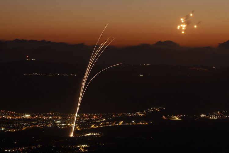 Roket yang ditembakkan dari Lebanon selatan dicegat oleh sistem pertahanan udara Iron Dome Israel di atas wilayah Galilea Atas di Israel utara pada Jumat (23/8/2024).