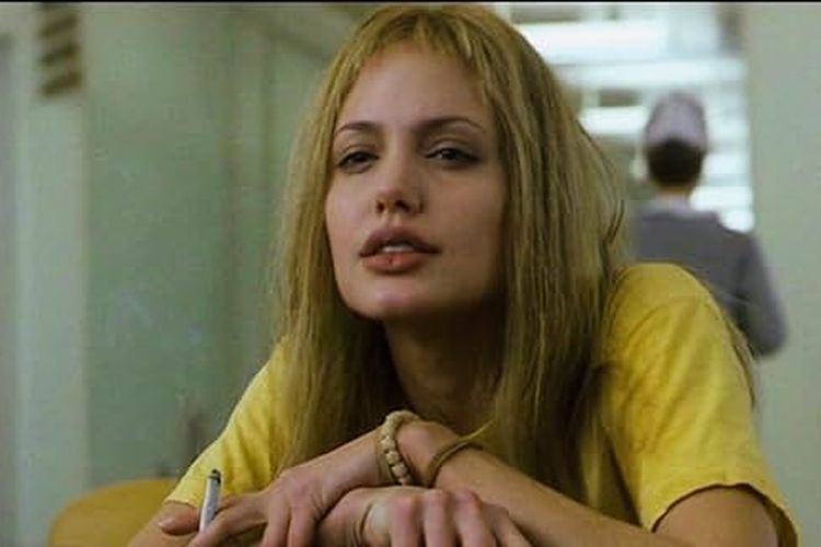 Angelina Jolie di film Girl, Interrupted. salah satu icon tired girl look. Tren tired girl look sedang viral di TikTok karena menonjolkan kejujuran dan keaslian wajah. Simak selengkapnya.