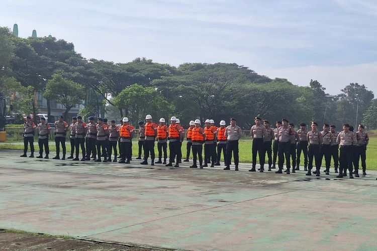 Personel gabungan dari unsur TNI, POLRI, BPBD, Basarnas dan setakholder lainnya saat melaksanakan apel siaga bencana di Lapangan Panahan, Sarana Olahraga (SOR) Staduon Si Jalak Harupat Kabupaten Bandung, Jawa Barat, Jumat (31/10/2025)