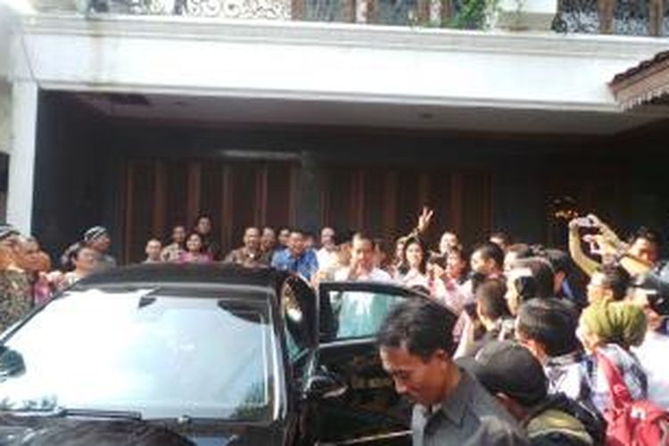 Jokowi menggunakan mobil Mercedez Benz sejak dikawal Paspampres.