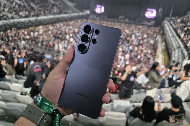 Samsung Galaxy S26 Ultra dibawa ke konser One Ok Rock Detox Asia Tour di Jakarta.