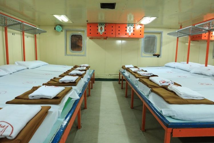 Tempat tidur kabin Ekonomi KM Kelud.