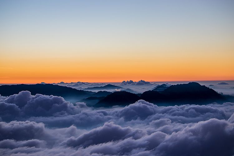 Dataran Tinggi Dieng yang diselimuti awan dilihat dari Gunung Sindoro.