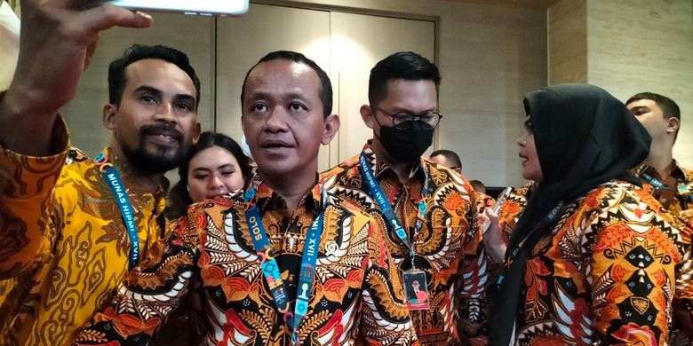 Menteri Investasi Bahlil Lahadalia (dua dari kiri) diajak swafoto (selfie) salah satu peserta di sela Musyawarah Nasional Himpunan Pengusaha Muda Indonesia (HIPMI) di Alila Hotel Solo, Jawa Tengah, Senin (21/11/2022).