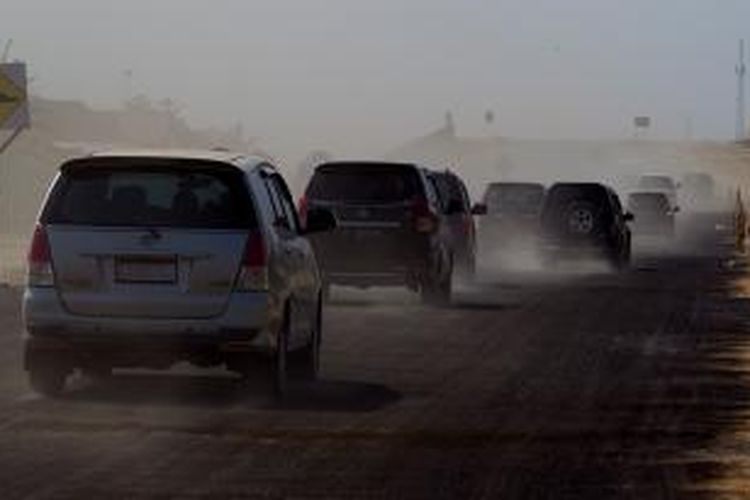 Kendaraan melintasi ruas Tol Pejagan-Brebes, Jawa Tengah, saat arus mudik H-6 menjelang Lebaran, Sabtu (11/7/2015). Tol Pejagan-Brebes dioperasikan untuk mengurangi kemacetan arus mudik Lebaran Idul Fitri 1436 H meski kondisi fisik jalan masih kurang baik.