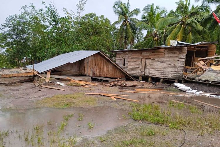 Kondisi rumah warga yang roboh di Kecamatan Muara Telang, Kabupaten Banyuasin, Sumatera Selatan, usai diterpa angin puting beliung, Rabu (2/9/2021). Dari laporan BPBD Sumsel, kejadian itu menyebabkan sebanyak 12 rumah warga mengalami rusak berat dan tiga rusak ringan.