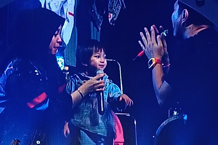 Anak penyanyi Aldi Taher, Putri Salju Alusha didampingi ibunya, Salsabillih saat naik ke panggung dan bernyanyi Yellow di konser Tribute to Coldplay, di Bengkel Space SCBD, Jakarta Selatan, Senin (3/7/2023).