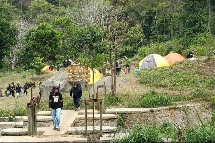 Suasana di camping ground Barubereum di Ciloa, Sindangsari, Sukasari, Kabupaten Sumedang, salah satu tempat wisata Bandung Timur. 