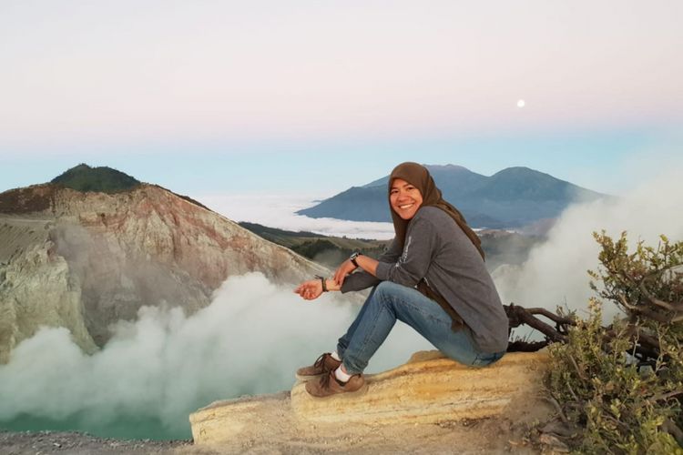 Suci Handayani, guide pendaki gunung Ijen yang fasih bahasa Yunani dan sejumlah bahasa lainnya.