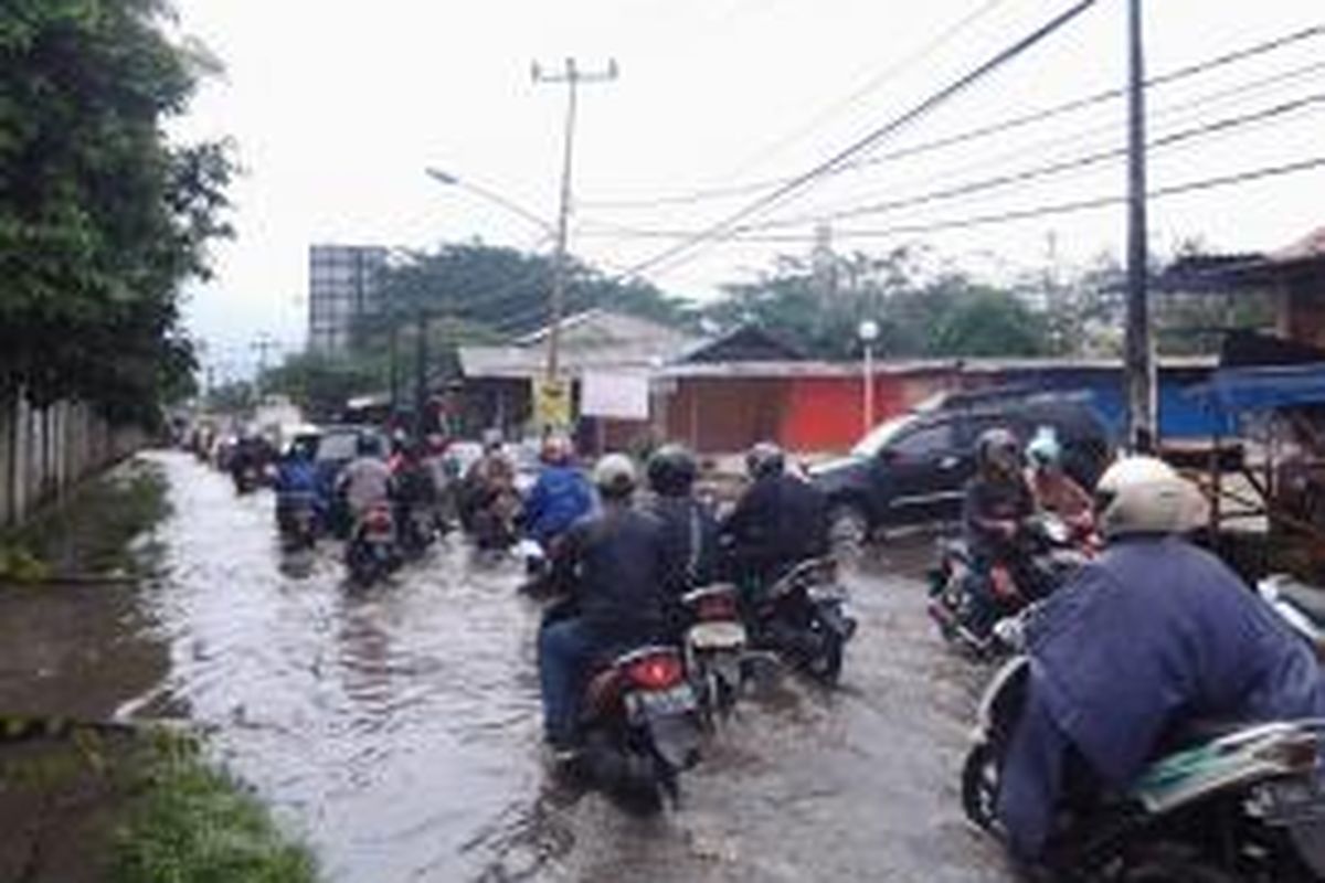 Jalan Bhayangkara Raya yang menghubungkan Serpong dan Bintaro terendam banjir sehingga menyebabkan kemacetan, Senin (14/4/2014).