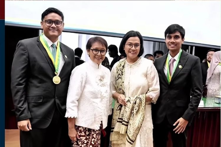 Anak mantan Menteri Keuangan (Menkeu) dan Menteri Luar Negeri (Menlu) Sri Mulyani dan Retno Marsudi berhasil menyelesaikan studi Dokter Spesialis di UI (Universitas Indonesia).