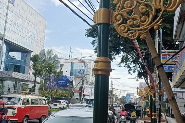 Terlihat salah satu ornamen dari lampu hias yang berada di Kayutangan Heritage, Kota Malang rusak pada Rabu (26/1/2022).