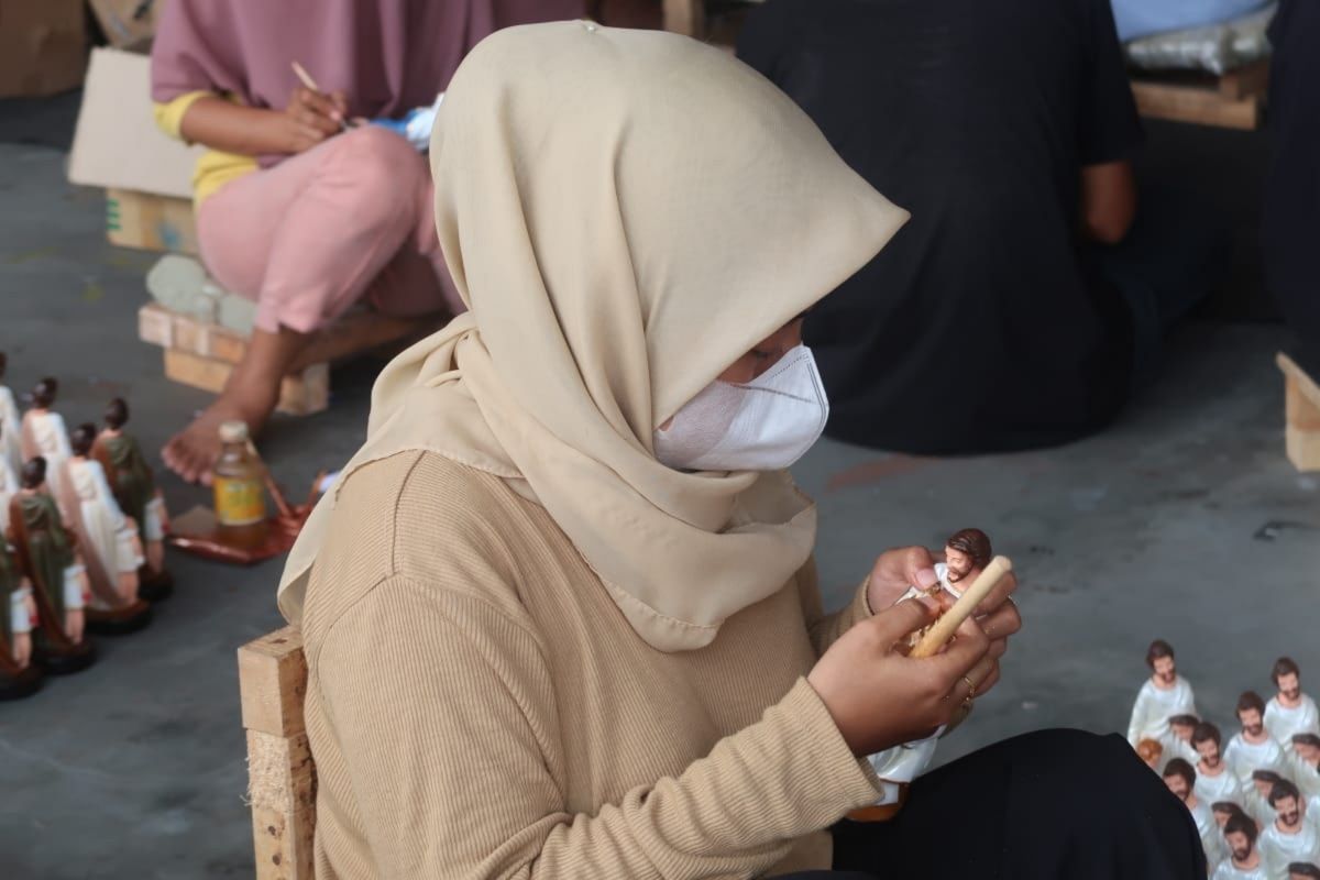 Perajin sedang memproduksi patung rohani di Malta Jaya, Bantul