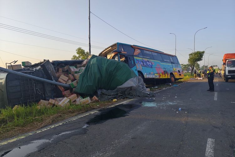 Kecelakaan Beruntun 5 Kendaraan di Bangkalan: Pasutri Tewas, Sopir Bus Diduga Microsleep