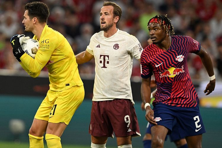 (Kiri ke kanan) kiper Jerman Leipzig Janis Blaswich, penyerang Bayern Muenchen Harry Kane, dan bek Leipzig Mohamed Simakan berebut bola pada pertandingan sepak bola Piala Super Jerman Bayern vs Leipzig di Muenchen pada Minggu 13 Agustus 2023 dini hari WIB.