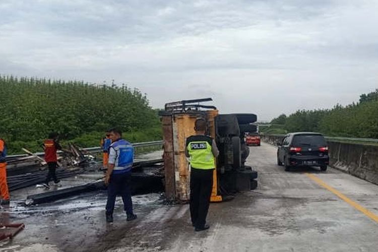 Truk bermuatan besi, cat, dan tiner dilaporkan terbakar di ruas jalan Tol Madiun-Kertosono atau KM 623.850 B, Sabtu (20/11/2021).