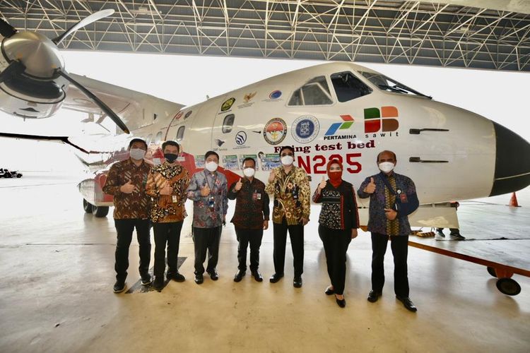 Menteri ESDM Arifin Tasrif, Direktur Utama Pertamina Nicke Widyawati beserta jajaran dalam acara Uji Terbang Bioavtur J2.4 menggunakan Pesawat CN235 di Hanggar GMF Soekarno Hatta, Rabu (6/10/2021).