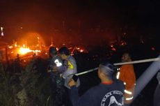 17 Bangunan Semi Permanen di Tepi Danau Toba Ludes Terbakar