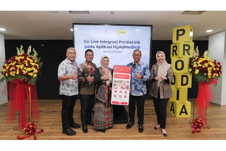(Kiri ke Kanan) EGM Operasional AdMedika Dr. Rizal Hakim, Direktur Keuangan dan Management Risiko/CFRO AdMedika Danang Rizki Ginanjar, Direktur Utama AdMedika Dian Prambini, Digital Service Transformation and IT Director Prodia Andri Hidayat, dan Business and Marketing Director Prodia Indriyanti Rafi Sukmawati. 