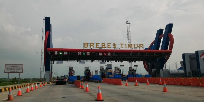 Gerbang Tol Brebes Timur. Tarif untuk melintasi Tol Pejagan-Brebes Timur Rp 20.000.