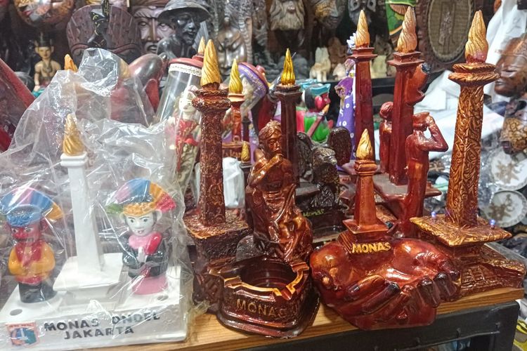 Asbak dan ornamen bertemakan Monas di Pasar Pisang, Kota Tua Jakarta