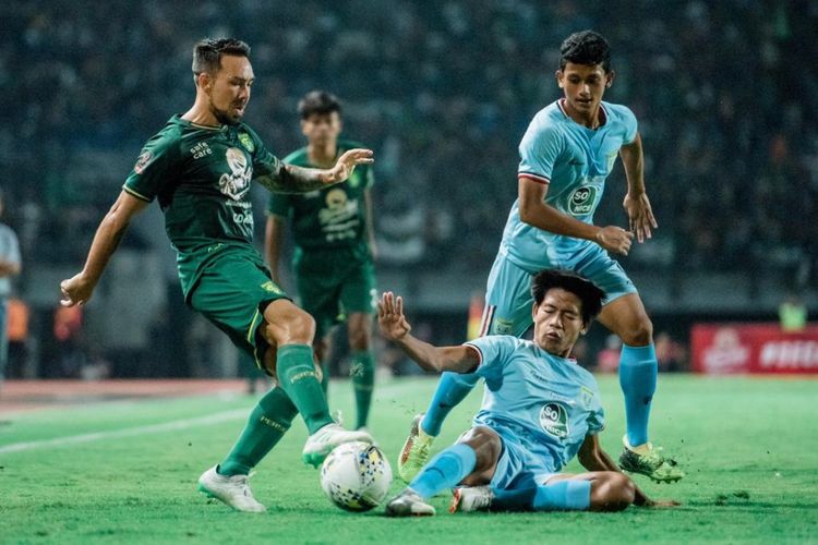 Gelandang serang Persebaya Damian Lizio dihadang pemain Persela Lamongan, Artur Sena (bawah) dan Ahmad Subaja Bassid pada laga uji coba di Stadion Gelora Bung Tomo Sabtu (11/5/2019) malam. Pertandingan bertajuk Jogo Suroboyo Game ini dimenangkan Persebaya dengan skor 2-1. 